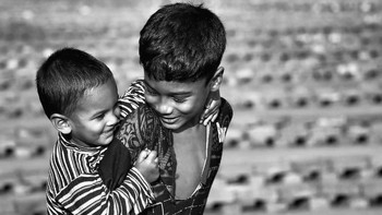 Potret seorang dua orang kakak-beradik yang diabadikan oleh kallayan di kawasan Khulna, Bangladesh.