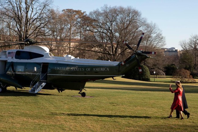 Usai mengunjungi rumah sakit itu, Melania Trump dan Presiden Donald Trump bertolak menuju Palm Beach menggunakan helikopter kepresidenan. Foto: Getty Images/Tasos Katopodis