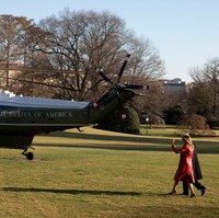 Usai mengunjungi rumah sakit itu, Melania Trump dan Presiden Donald Trump bertolak menuju Palm Beach menggunakan helikopter kepresidenan. Foto: Getty Images/Tasos Katopodis
