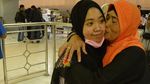 Momen Haru Keluarga Sambut Kedatangan WNI dari Natuna di Daerah Asal