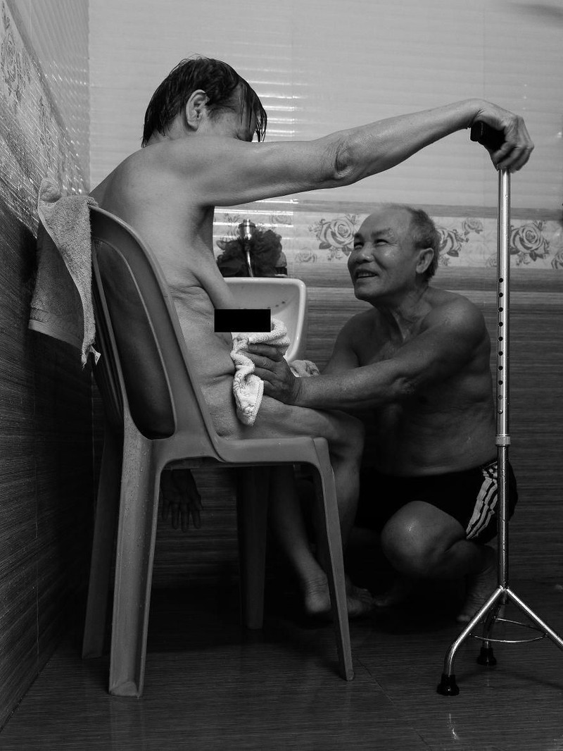 Foto tak hanya mampu merekam peristiwa maupun fenomena alam mempesona. Foto juga dapat mengabadikan momen-momen penuh kasih kepada sesama. Penasaran? Yuk, lihat