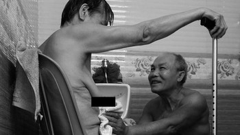 Foto berjudul Old Love ini menggambarkan potret seorang pria yang tengah memandikan istrinya yang tengah sakit stroke dan hemiplegia di Vietnam. Istimewa/Dok. Boredpanda/Agora Images.