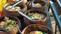 Tak kalah bikin ngiler, ini Soto Bathok Bu Nani di Bumiayu, Brebes. Isiannya melimpah dengan nasi yang dijamin bikin kenyang. Foto: Instagram sotobathok_bunani