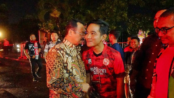 Gibran Rakabuming bertemu Achmad Purnomo di Stadion Manahan Solo