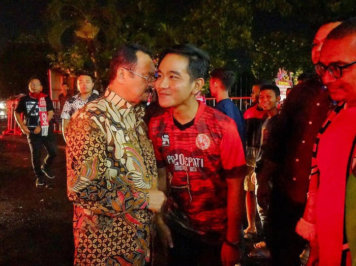 Gibran Rakabuming bertemu Achmad Purnomo di Stadion Manahan Solo