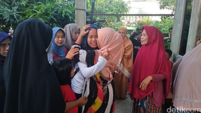 Usai lulus observasi virus Corona di Natuna, Nur Ralda mahasiswi Hubei kini disambut oleh keluarga dan kerabatnya di Pinrang. (Hasrul Nawir/detikcom)