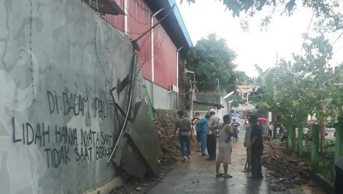 Tembok gudang rubuh
