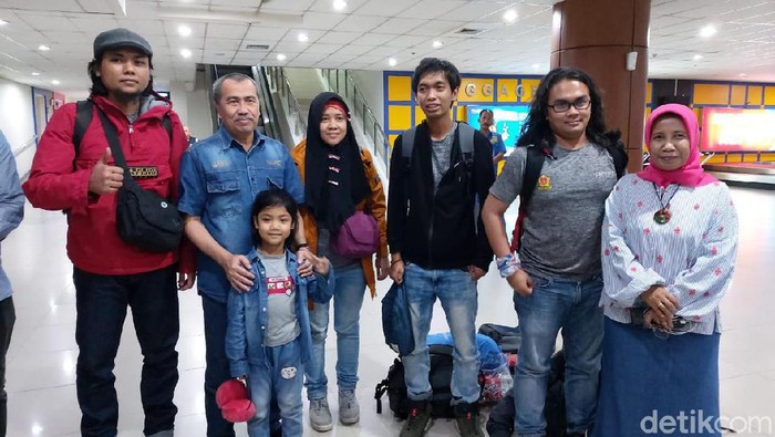 Gubernur Riau Syamsuar (kedua dari kiri) menyambut WNI yang selesai menjalani observasi di Natuna.