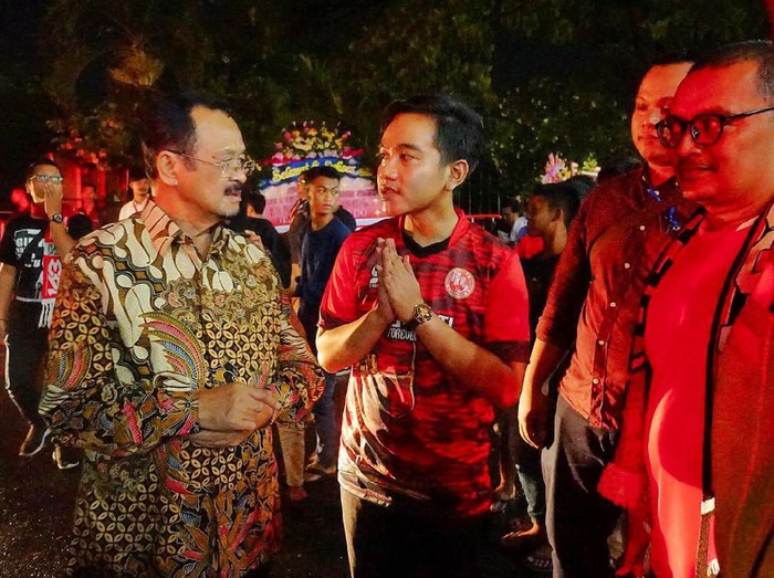 Gibran Rakabuming bertemu Achmad Purnomo di Stadion Manahan Solo