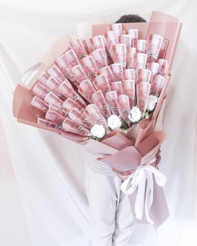 Buket isi uang juga bisa jadi pilihan agar terlihat unik dan berbeda dari yang lain. Kamu bisa menyesuaikan jumlah uang sesuai kamu inginkan. Instagram @seventeencraft.id membanderol buket uang ini dengan harga berbeda-beda tergantung jumlah nominal uang yang kamu inginkan. Foto: Instagram