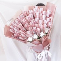 Buket isi uang juga bisa jadi pilihan agar terlihat unik dan berbeda dari yang lain. Kamu bisa menyesuaikan jumlah uang sesuai kamu inginkan. Instagram @seventeencraft.id membanderol buket uang ini dengan harga berbeda-beda tergantung jumlah nominal uang yang kamu inginkan. Foto: Instagram
