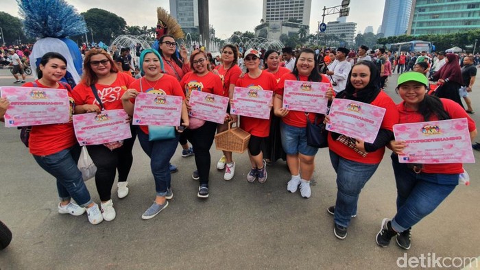 Komunitas Plus Size bagi-bagi coklat di kawasan CFD Jakarta sekaligus kampanye stop body shaming.