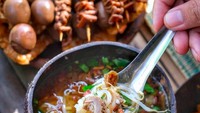 Menyebut soto bathok, banyak orang langsung teringat Saoto Bathok Mbah Katro. Lokasinya ada di Sambisari, Jogja. Soto bathok inipun kerap jadi destinasi kuliner para foodies. Foto: Instagram omdoyanjajan