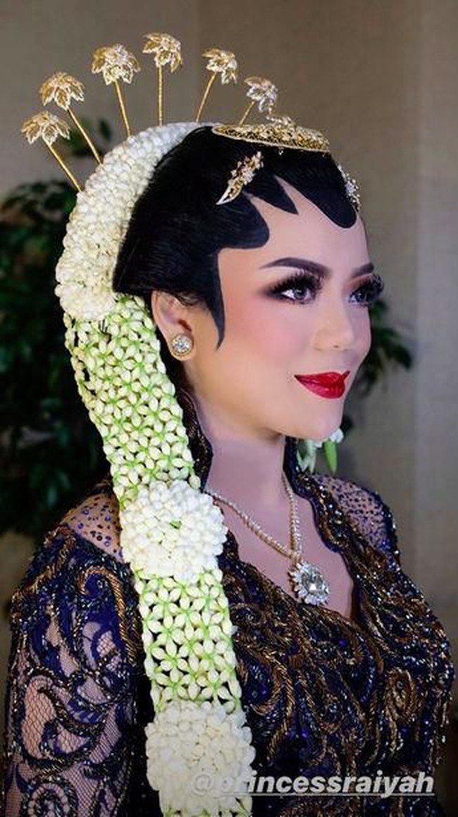 Kisah cinta Raiyah Chitra Caesaria dan Danny Rukmana bermula karena keduanya diperkenalkan saudara Raiyah. Awalnya ketemu (Danny) dikenali saudara aku, diajak makan. Tanggal 27 Februari 2018, kata Raiyah Chitra Caesaria, saat ditemui usai pengajian pernikahannya, di kawasan Menteng, Jakarta Pusat, Kamis (13/2/2020).Foto: Dok. Instagram @anpasuha_official