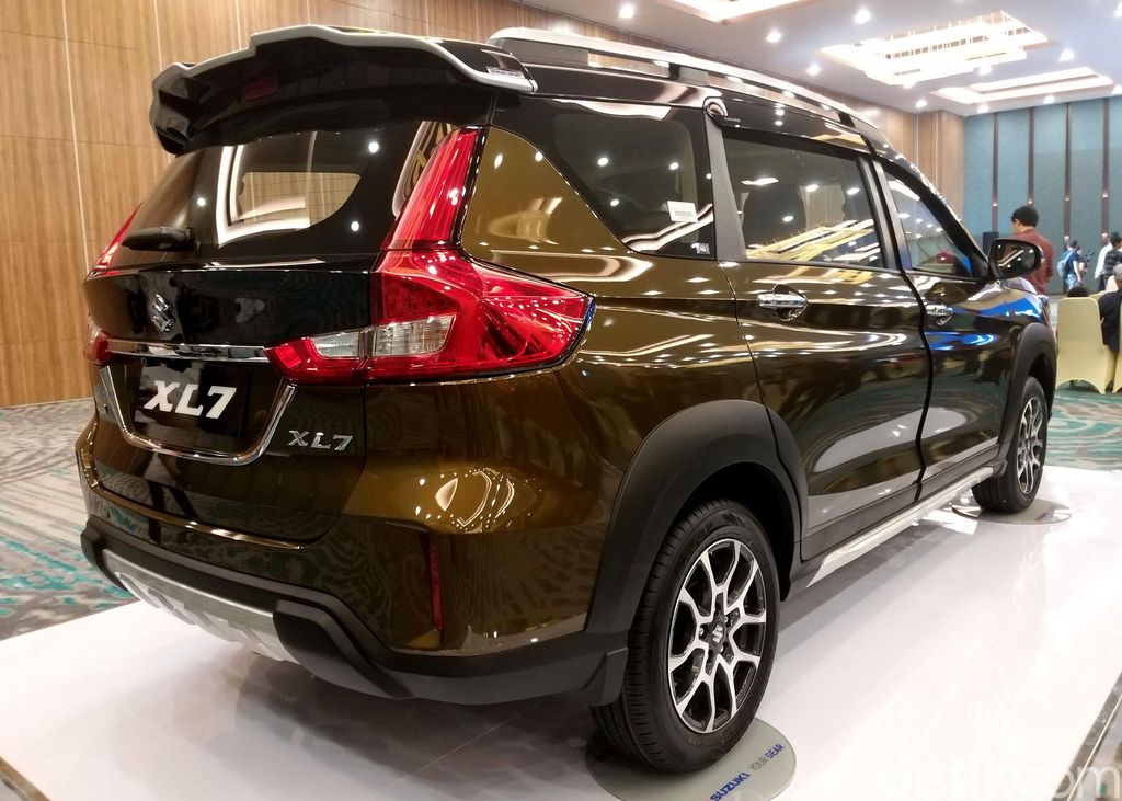 Suzuki mengenalkan varian low SUV baru, XL7. Model ini merupakan hasil pengembangan dari model low MPV, Ertiga. Penasaran? Yuk, lihat.