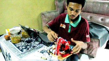 Agung tak hanya membuat robot, ia juga pernah membuat helm antibegal dan kunci kontak sepeda motor dengan sistem sidik jari. Sungguh kreatif! (Rinto Heksantoro/detikcom)