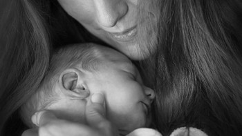 Potret seorang ibu yang tengah menggendong putranya yang baru lahir ini berjudul Mother Love dan diabadikan oleh jevgenij di Latvia.Istimewa/Dok. Boredpanda/Agora Images.