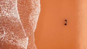 Potret pasangan yang tengah bergandengan di pinggir pantai ini diabadikan oleh ksenia_zaiets dari Portugal. Istimewa/Dok. Boredpanda/Agora Images.