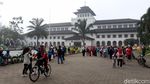 Antusias Warga Berkunjung ke Gedung Sate di Akhir Pekan