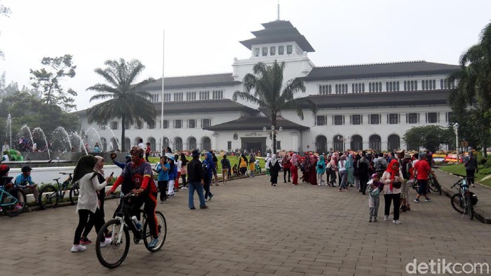 Warga Berkunjung ke Gedung Sate di Akhir Pekan Gedung Sate kini dibuka untuk umum tiap akhir pekan. Warga pun ramai-ramai berkunjung ke sana untuk menghabiskan waktu bersama keluarga.