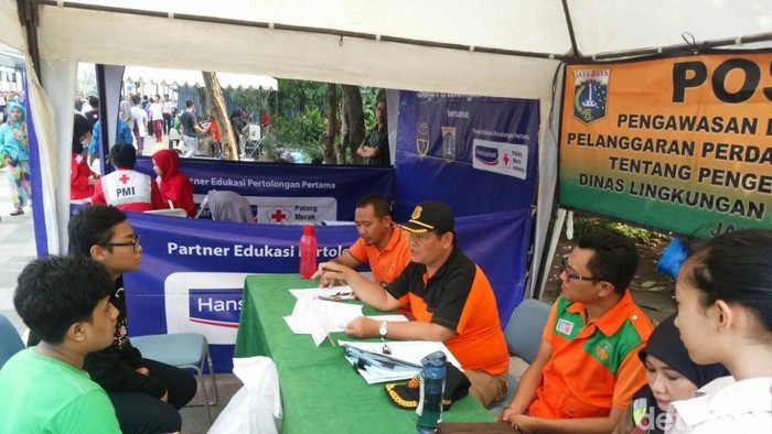 Posko sosialisasi, pengawasan, dan penindakan terhadap pelanggar buang sampah sembarangan di CFD Jakarta.