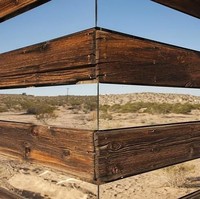 Cermin diletakkan di antara bilah kayu untuk membuat ilusi yang dapat kamu lihat melalui dinding-dinding bangunan tersebut. Untuk bagian jendela dan pintu, seluruhnya dibuat dari cermin. Foto: Dok. Philip K Smith