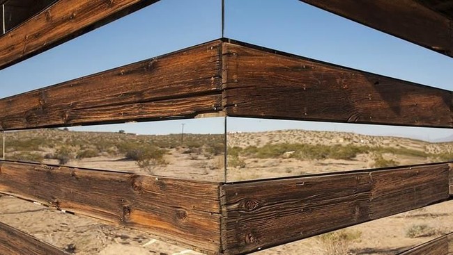 Cermin diletakkan di antara bilah kayu untuk membuat ilusi yang dapat kamu lihat melalui dinding-dinding bangunan tersebut. Untuk bagian jendela dan pintu, seluruhnya dibuat dari cermin. Foto: Dok. Philip K Smith