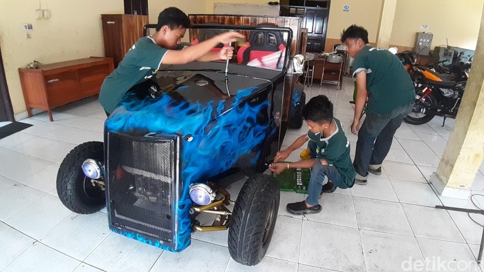 Penyandang Disabilitas Ubah Motor Rongsokan Jadi Mobil Kafe