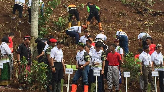 Hadiri Acara Nyepi, Anies Tanam Pohon Akar Wangi di Markas Kopassus