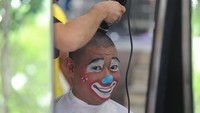 Selain menghibur anak-anak pejuang kanker, para badut tersebut juga turut menggunduli rambutnya untuk berdonasi bagi anak-anak pejuang kanker. Antara Foto/Indrianto Eko Suwarso.