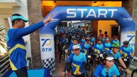 Turut hadir Direktur Utama Bank BTN Pahala N Mansury usai melepas bendera flag off sebagai tanda dimulainya kegiatan sepeda bersama keliling Jakarta berjarak 70 KM di halaman kantor pusat BTN, Harmoni, Minggu (16/2).  Foto: dok. BUMN