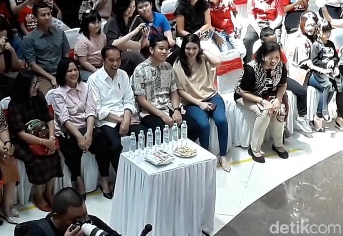 Jokowi mengunjungi salah satu mal di Solo untuk menonton cucunya, Jan Ethes Srinarendra, pentas di panggung musik. Gibran pun tampak hadir di acara itu.