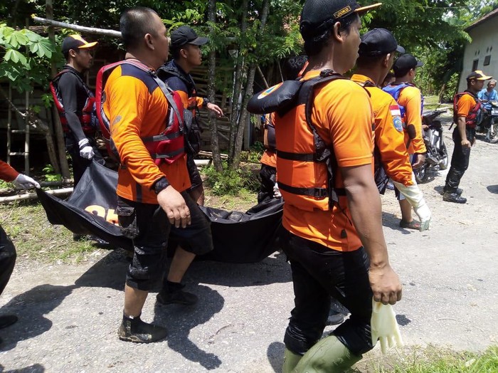 Muh Syahrur Rohman (17) ditemukan dalam kondisi tewas. Ia merupakan santri Ponpes Hidayatul Mubtadiin, Desa Tegalarum Kecamatan Bendo, Magetan yang hanyut pada Sabtu (15/2).