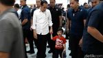 Senyum Jokowi Saat Nonton Jan Ethes Pentas di Panggung Musik