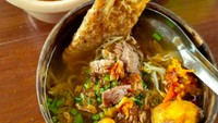 Kalau mau makin nikmat, topping dan pelengkap soto bathok lain bisa direndam kuah. Misalnya tempe goreng dan perkedel yang gurih lembut. Foto: Instagram sotobathokmadu