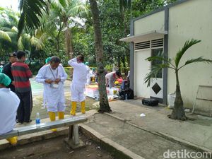 Petugas Berpelindung Lengkap Bersihkan Sisa Radioaktif di Batan Indah