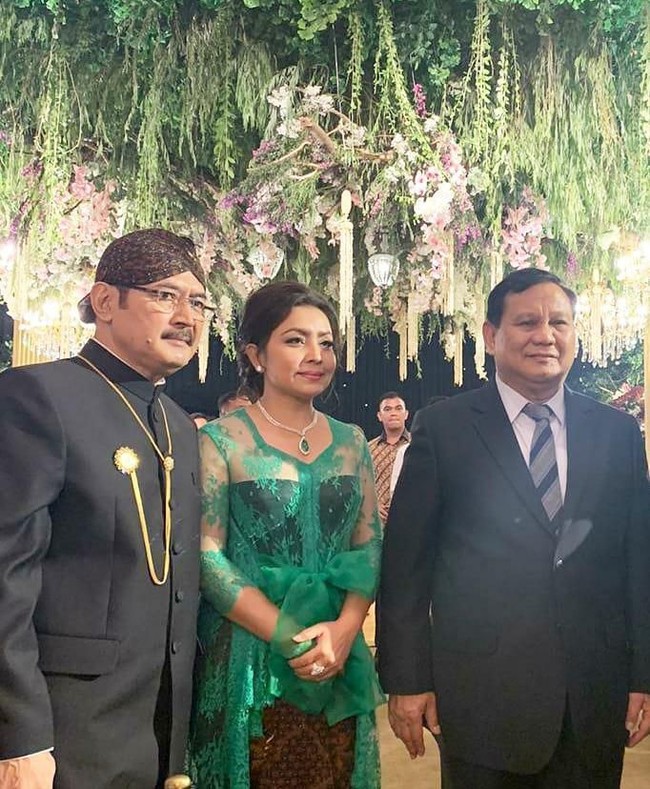 Berpose bersama Prabowo Subianto di resepsi pernikahan Danny Rukmana, Mayangsari tampil dengan kebaya hijau yang dipadukan dengan kain batik berwarna cokelat. Sang suami, Bambang Trihatmodjo tampak memakai beskap dan blangkon. Foto: Dok. Instagram