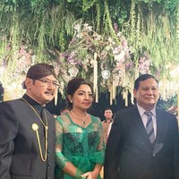 Berpose bersama Prabowo Subianto di resepsi pernikahan Danny Rukmana, Mayangsari tampil dengan kebaya hijau yang dipadukan dengan kain batik berwarna cokelat. Sang suami, Bambang Trihatmodjo tampak memakai beskap dan blangkon. Foto: Dok. Instagram