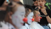 Aksi menggunduli rambut tersebut dilakukan dalam rangka memperingati Hari Kanker Anak Internasional. Antara Foto/Indrianto Eko Suwarso.