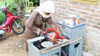 Sayang ibu menjadi motivasi Agung merancang robot pembuat telur dadar mini. Dia tak tega melihat ibunya memasak dekat loyang panas (Rinto Heksantoro/detikcom)