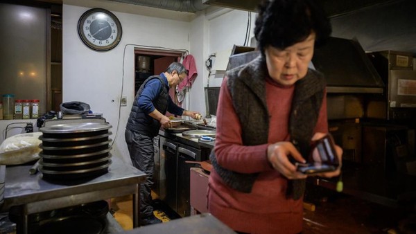 Ini pemilik kedai pizza Sky Pizza, Eom Hang-ki. Usianya sudah 65 tahun. (ED JONES/AFP)