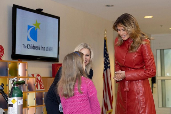 Belum lama ini, pihak Gedung Putih mengumumkan Presiden Trump dan Melania akan mengunjungi India pekan depan. Besar kemungkinan Melania akan memakai busana bernuansa India. Penasaran seperti apa gayanya nanti? Foto: Getty Images/Tasos Katopodis