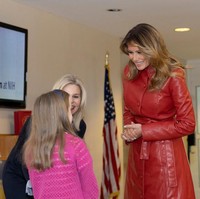Belum lama ini, pihak Gedung Putih mengumumkan Presiden Trump dan Melania akan mengunjungi India pekan depan. Besar kemungkinan Melania akan memakai busana bernuansa India. Penasaran seperti apa gayanya nanti? Foto: Getty Images/Tasos Katopodis
