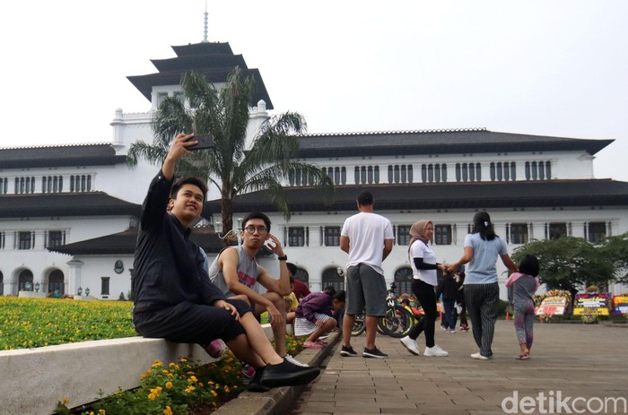 Warga Berkunjung ke Gedung Sate di Akhir Pekan Gedung Sate kini dibuka untuk umum tiap akhir pekan. Warga pun ramai-ramai berkunjung ke sana untuk menghabiskan waktu bersama keluarga.