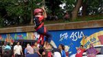 Melihat Serunya Anak-anak Berlatih Flying Fox Bareng Petugas Damkar