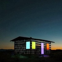 Uniknya lagi, bagian pintu dan juga jendela pada bangunan ini dilengkapi dengan LED yang dapat berubah warna saat hari mulai gelap. Cahaya LED tersebut dapat menerangi gelapnya area di sana. Foto: Dok. Philip K Smith