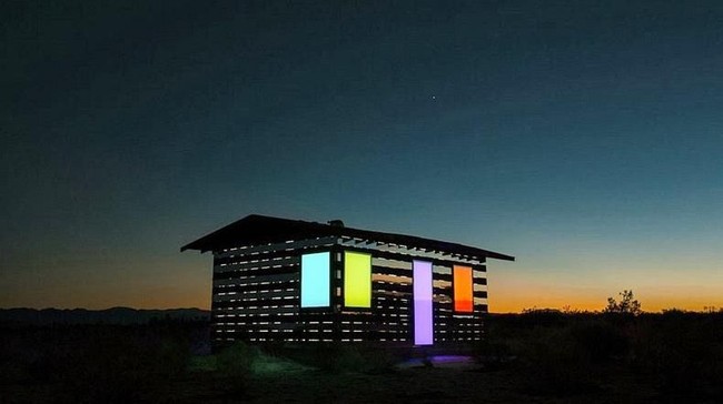 Uniknya lagi, bagian pintu dan juga jendela pada bangunan ini dilengkapi dengan LED yang dapat berubah warna saat hari mulai gelap. Cahaya LED tersebut dapat menerangi gelapnya area di sana. Foto: Dok. Philip K Smith