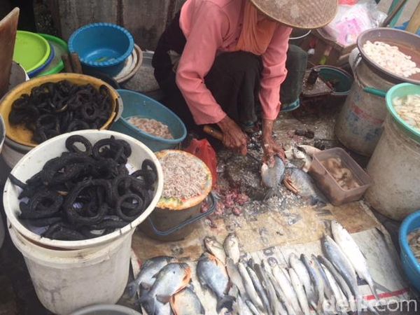 Belanja dan Jajan Enak di Pasar Prembaen yang Legendaris