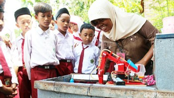 Prapti mengaku dagangannya pun ramai diserbu anak-anak sekolah. Anak-anak ingin melihat robot unik pembuat telur dadar mini ini (Rinto Heksantoro/detikcom)