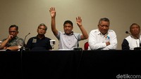 Selain Said Iqbal, Sekjen KSPI Ramidi, Ketua Harian KSPI Muhammad Rusdi, serta Ketua Serikat Pekerja Nasional Joko Haryono turut hadir dalam acara tersebut.
